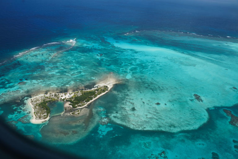 Noch eine kleine Insel auf dem Riff vor Caye Caulker wunderschöne Blautöne und klares Wasser in Belize.