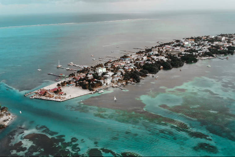 Ein Dronenbild von der Insel Caye Caulker kurz vor Sonnenuntergang.