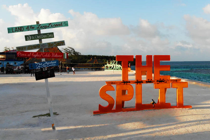 Schriftzug The Split bei der Namengleichen Bar auf Caye Caulker.